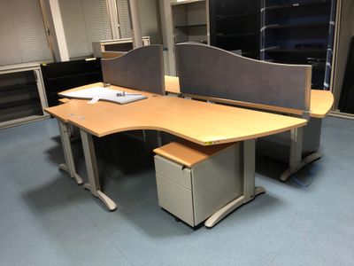 un bureau avec deux chaises et un écran d'ordinateur