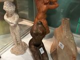 trois vases exposés dans une vitrine