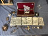 une table sur laquelle sont posés de nombreux objets anciens