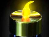 une bougie jaune allumée dans l'obscurité