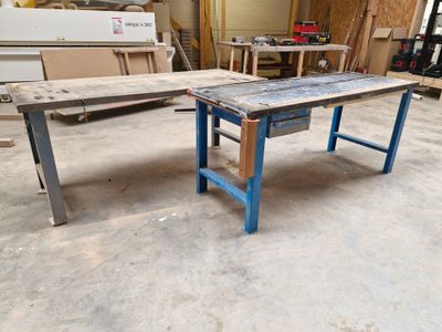 deux tables placées au milieu d'une pièce