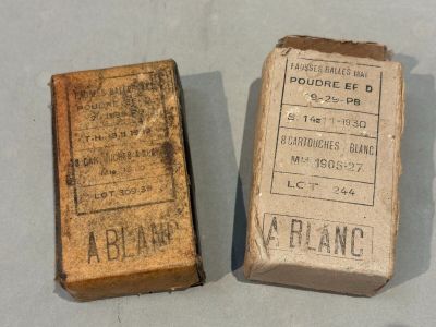 2 boites de cartouches à blanc dont 1 pour Mle 1905-27, l'au…