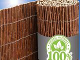 un gros plan d'une clôture surmontée d'un bâton