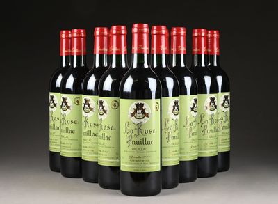 six bouteilles de vin rouge sont alignées