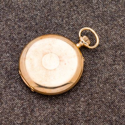 une montre de poche en or munie d'une chaîne
