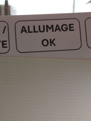un gros plan d'une affiche collée sur la porte d'un réfrigérateur