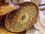une assiette ornée d'un motif décoratif, posée sur une table