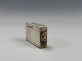 une radio à l'ancienne posée sur un meuble blanc