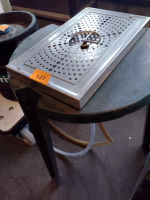 une petite table sur laquelle est posée une râpe en métal