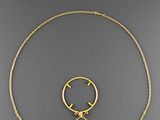 une image représentant un collier en or muni d'un fermoir circulaire au bout d'une chaîne