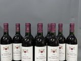 six bouteilles de vin sont alignées sur une table