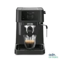 gros plan d'une machine à café sur fond blanc
