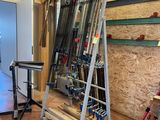 une photo d'un porte-skis dans un garage