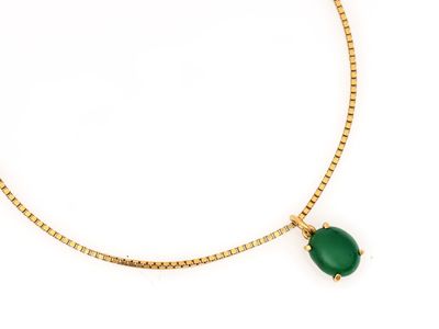 un collier en or avec une pierre verte suspendue à une chaîne