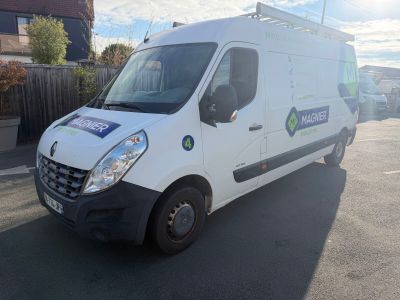 la photo d'une camionnette blanche garée sur un parking