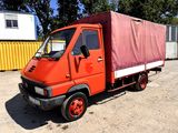 un camion rouge garé sur un parking