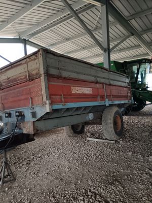 un camion garé sous un auvent