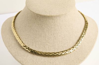 gros plan d'un collier sur un mannequin mannequin