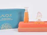 une petite boîte contenant quelques parfums