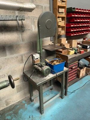une photo d'un établi dans un atelier où se trouvent de nombreux outils