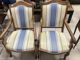 paire de chaises en bois avec des coussins rembourrés à rayures bleues et blanches