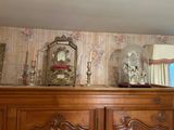 une commode surmontée d'un miroir et d'une horloge