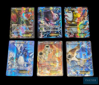 quatre types différents de cartes Pokémon sur fond noir
