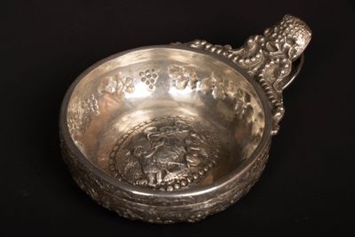 Taste-vin en argent à riche décor en bas-relief de bacchanal… - Photo 1