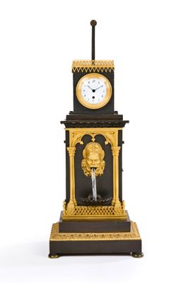 une horloge noire et dorée, avec un cadran doré