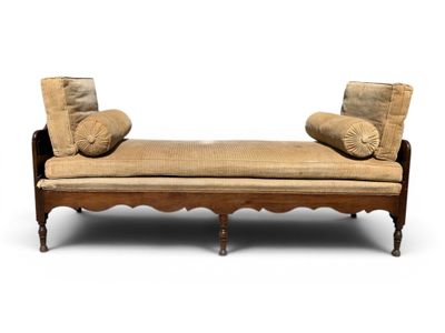 un banc en bois avec des coussins, sur fond blanc