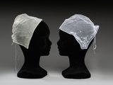deux têtes de mannequins noires coiffées de chapeaux blancs