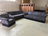 un salon avec un canapé et une chaise