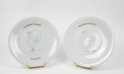 une paire d'assiettes en porcelaine ornées de coqs peints à la main