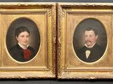 deux portraits encadrés représentant un homme et une femme en tenue de cérémonie
