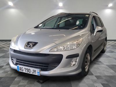 la petite voiture argentée est garée dans une grande pièce