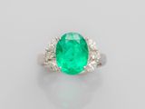 une bague en émeraude et diamant