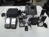 un grand nombre de téléphones portables posés sur une table