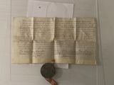 un morceau de papier et une pièce de monnaie posés sur une table