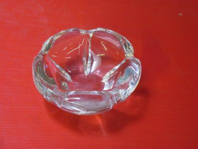 un bol en verre posé sur une table rouge, avec un fond rouge