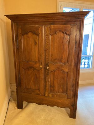 une armoire en bois dans le coin d'une pièce