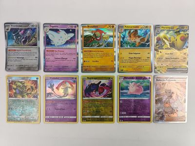 beaucoup de cartes pokemon sur la table
