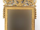 un miroir sculpté avec un cadre doré sur fond blanc