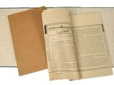 un livre ouvert posé sur une table