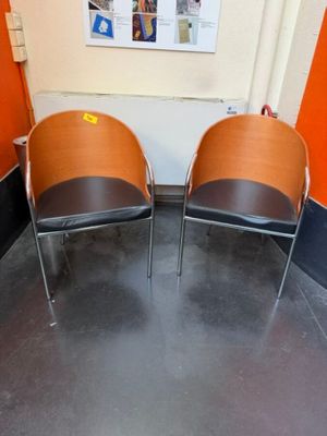 deux chaises assises l'une à côté de l'autre dans une pièce