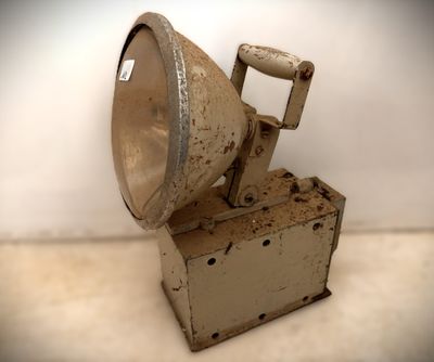 une vieille lampe posée sur une boîte