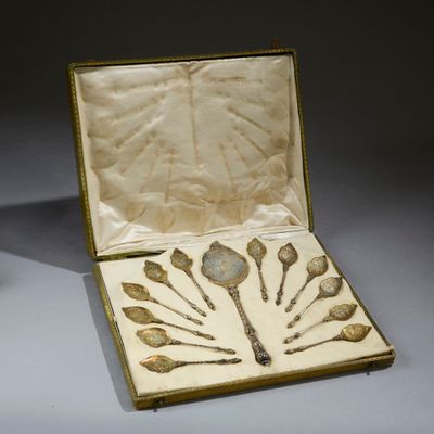 une boîte contenant des cuillères et des cuillères à l'intérieur