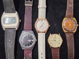 Plusieurs modèles de montres sont alignés sur une surface noire