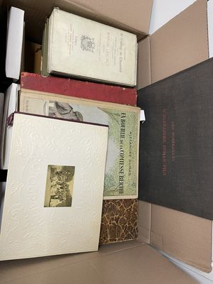 une boîte remplie de livres posée sur une table