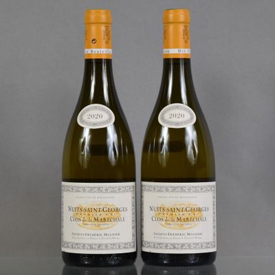 deux bouteilles de vin posées sur une table l'une à côté de l'autre