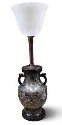 une lampe posée sur une table